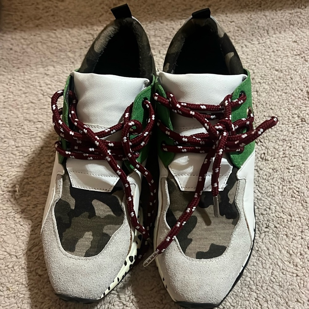 Steve Madden tennis shoe